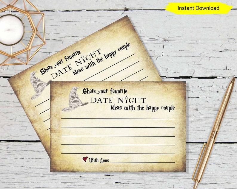 Peut inclure: Deux cartes imprimables avec un fond de parchemin vintage et une illustration en noir et blanc d'un chapeau de tri. Le texte sur les cartes indique "Partagez vos id&eacute;es de RENDEZ-VOUS pr&eacute;f&eacute;r&eacute;s avec le couple heureux".