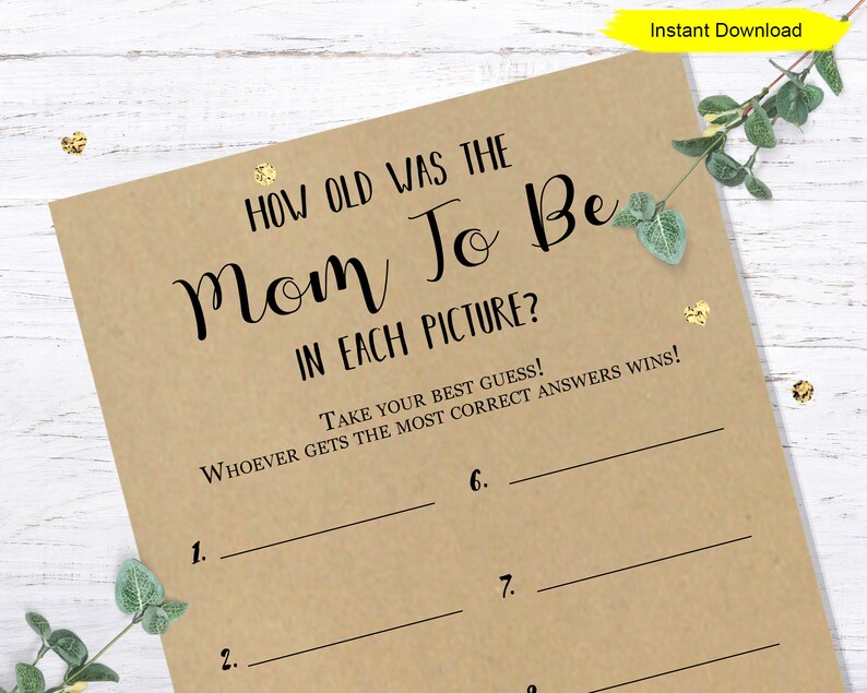 Op de afbeelding: Een bruine kaart met de tekst "How old was the Mom To Be in each picture?" en een lijst met nummers 1 tot en met 7 met lege regels naast elk nummer. De tekst "Take your best guess! Whoever gets the most correct answers wins!" staat ook op de kaart.