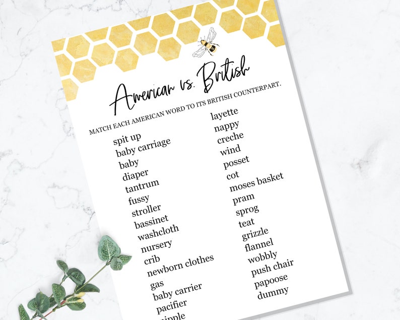 Pu&ograve; includere: Una carta di gioco stampabile con un motivo a nido d'ape giallo e un'illustrazione di un'ape. La carta presenta un elenco di parole americane e le loro controparti britanniche, come "spit up" e "layette".