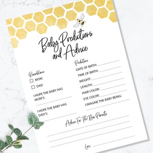 Puede incluir: Un juego de baby shower imprimible con un patr&oacute;n de panal amarillo y una ilustraci&oacute;n de abeja. El juego pide a los invitados que predigan la fecha de nacimiento, la hora, el peso, la longitud, el color del cabello y los ojos del beb&eacute;, y que escriban consejos para los nuevos padres.