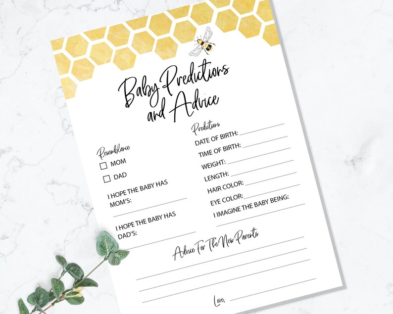 Puede incluir: Un juego de baby shower imprimible con un patr&oacute;n de panal amarillo y una ilustraci&oacute;n de abeja. El juego pide a los invitados que predigan la fecha de nacimiento, la hora, el peso, la longitud, el color del cabello y los ojos del beb&eacute;, y que escriban consejos para los nuevos padres.