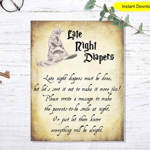 Puede incluir: Un cartel imprimible con un fondo de pergamino vintage que presenta una ilustración en blanco y negro de un sombrero de mago. El texto dice "Late Night Diapers" e incluye un mensaje en rima sobre escribir un mensaje para los nuevos padres.
