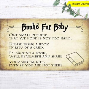K&ouml;nnte beinhalten: Ein druckbares Schild mit einem Vintage-Hintergrund und dem Text "Books For Baby". Das Schild bittet die G&auml;ste, ein Buch anstelle einer Karte zur Babyparty mitzubringen. Das Schild enth&auml;lt auch eine kleine Illustration eines geschlossenen Buches.