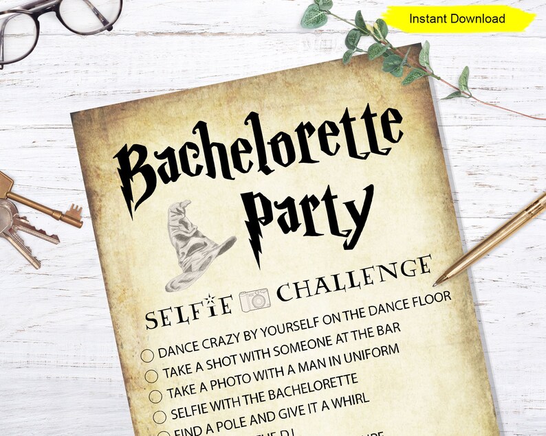 K&ouml;nnte beinhalten: Ein druckbares Junggesellenabschiedsspiel mit dem Titel "Bachelorette Party" in einer gotischen Schriftart. Das Spiel beinhaltet eine "Selfie Challenge" mit verschiedenen Aufgaben. Ein gelbes Banner lautet "Sofort-Download".
