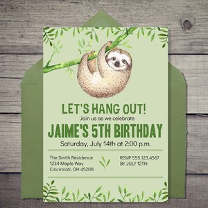 Pu&ograve; includere: Un invito di compleanno verde e marrone con un bradipo dei cartoni animati appeso a un ramo. L'invito dice "Let's Hang Out! Join us as we celebrate Jaime's 5th Birthday. Saturday, July 14th at 2:00 p.m. The Smith Residence 1234 Maple Way Cincinnati, OH 45208 RSVP 555.123.4567 BY JULY 12TH"