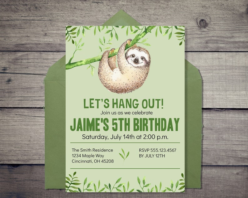 Pu&ograve; includere: Un invito di compleanno verde e marrone con un bradipo dei cartoni animati appeso a un ramo. L'invito dice "Let's Hang Out! Join us as we celebrate Jaime's 5th Birthday. Saturday, July 14th at 2:00 p.m. The Smith Residence 1234 Maple Way Cincinnati, OH 45208 RSVP 555.123.4567 BY JULY 12TH"