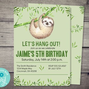 Pu&ograve; includere: Un invito di compleanno verde e bianco con un bradipo dei cartoni animati appeso a un ramo. L'invito dice "Let's Hang Out!" e "Jaime's 5th Birthday".
