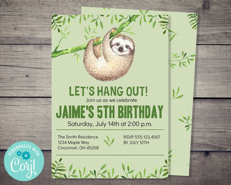 Pu&ograve; includere: Un invito di compleanno verde e bianco con un bradipo dei cartoni animati appeso a un ramo. L'invito dice "Let's Hang Out!" e "Jaime's 5th Birthday".