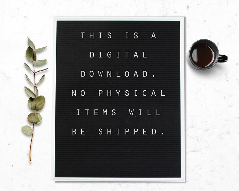 Pu&ograve; includere: Un pannello di lettere nero con lettere bianche che compongono la frase "THIS IS A DIGITAL DOWNLOAD. NO PHYSICAL ITEMS WILL BE SHIPPED."