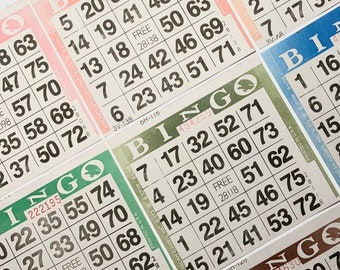 Può includere: Nove cartelle del bingo con numeri diversi e la parola "FREE" al centro di ogni cartella. Le cartelle sono disposte a semicerchio con la cartella superiore al centro e le altre cartelle che si irradiano dal centro.