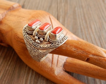Tibetan ring in 925 silver and coral, decorated with dragon images, diameter 19 mm