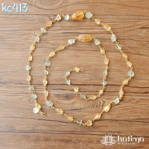 Long necklace with citrine quartz and green fluorite stones, worked in chain with gold-plated brass wire
