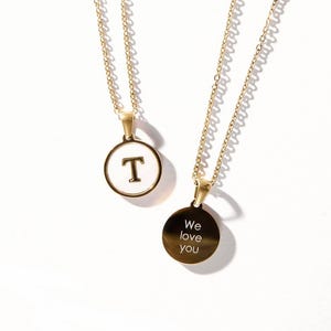 Collar con inicial dorada y nácar, collar con letra personalizada y perla, collar con inicial para mamá, collar con nombre para hija