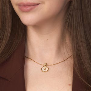Collar con letra de acero dorado y nácar. Delicado dije de letra como collar con inicial, collar con nombre y collar con monograma para mamá.
