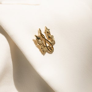 Złota broszka, ukraiński trójząb, złota angielska broszka, ręcznie robiona biżuteria, ukraińska biżuteria, mała broszka, elegancki symbol kwitnącego kraju