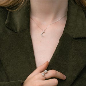 Colar com pingente de lua crescente de prata para mulheres, colar minimalista com pingente de lua crescente como joia celestial, colar com pingente de lua crescente como presente para esposa