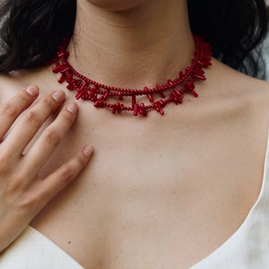 The necklace is adorned with elegant Moulin tassels that are water-resistant, adding a stylish touch to its design. Measuring 34 cm in length with an additional 6 cm extension (13.39 inches + 2.36 inches).