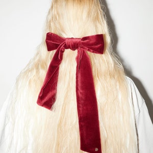 ベルベットのリボンヘアクリップ、ヘアアクセサリーとしてのベルベットのロングテールリボン、女性用ベルベットヘアリボンクリップ、カスタムカラーヘアリボン、ダブルウィングバレッタ