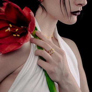 Abstrakter Goldring für Frauen, Vergoldeter moderner Statementring, Einzigartiger Handgefertigter Goldring, Unisex Goldener Ring als Geschenk für Sie und Ihn