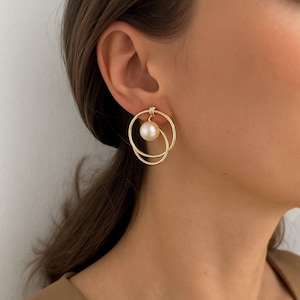 Simple Freshwater Pearl Earrings, Gold Hoop Earrings for Her, Everyday Elegant Huggie Earrings, Anniversary Gift for Wife, Trendy Earrings