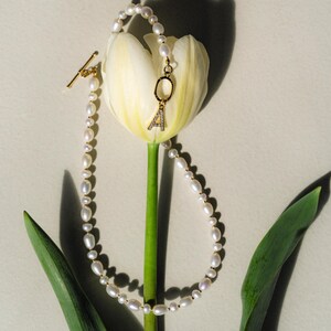 Personligt pärlhalsband med initialer, monogrambokstavshalsband, personliga smycken, present till henne