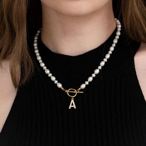 Collar con letra de perla, collar con inicial de perlas delicadas, regalo de joyería para ella, collar con inicial de nácar dorado, collar con letra