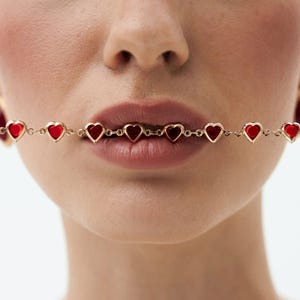 Chokerketting rood hart, gouden ketting met robijnrode harten, sierlijke coquette esthetische sieraden, schakelketting liefdeshart