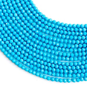 Puede incluir: Una hebra de cuentas facetadas de color azul turquesa. Las cuentas son pequeñas y redondas, y están enhebradas en un hilo transparente.