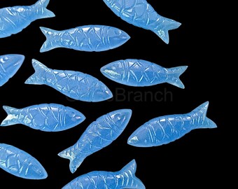 Blauer Chalcedon Fisch schnitzend, Fisch Form geschnitzter Edelstein für die Schmuckherstellung, handgeschnitzter Fisch Anhänger Charme, Kristall schnitzender Fisch 25 x 8 MM