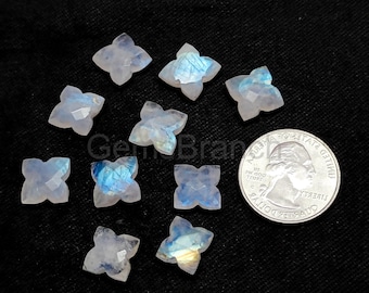 Trébol tallado en piedra lunar arcoíris natural, colgante de flor de piedra lunar tallado a mano, dije de piedra lunar, flor de cristal de piedra lunar de 10-11 mm