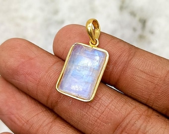 Hänge i naturlig regnbågsmånsten, hänge i 14 karat massivt gult guld med månsten, hänge i bezel, rektangulärt hänge, födelsesten i juni, julklapp