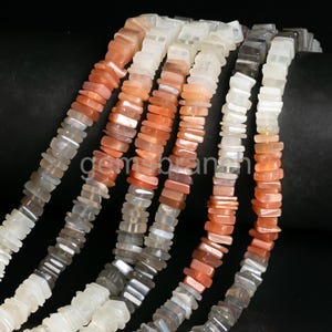 Puede incluir: Una hebra de cuentas de piedra de sol en tonos naranja, blanco y gris. Las cuentas son facetadas y tienen forma rectangular.