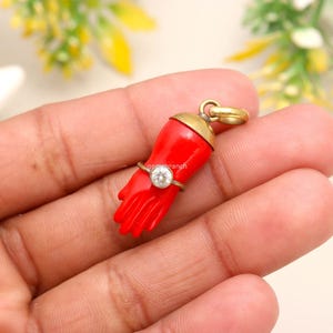 Handgemachte rote Koralle Faust Figa Hand Charm Anhänger | Kunsthandwerker Schmuck | Glücksbringer | Hand geschnitzte Edelstein-Anhänger | Heilender Kristall Anhänger