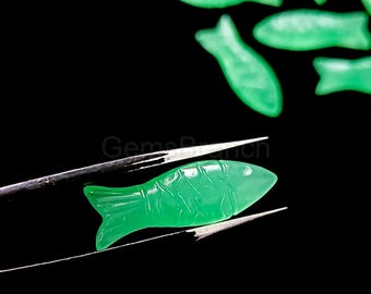Grüner Chalcedon Fisch schnitzend, Fisch Form geschnitzter Edelstein für die Schmuckherstellung, handgeschnitzter Fisch Anhänger Charme, Kristallschnitzerei Fisch 25 x 8 MM