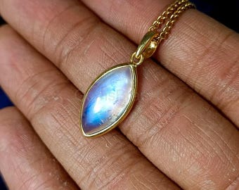 14K massivt guld hänge med blå månsten, naturlig regnbågsmånsten i markisform, iögonfallande hänge, bezel-hänge, juni-födelsesten