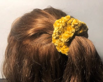 Scrunchie di velluto all'uncinetto