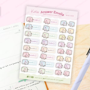 Puede incluir: Una hoja de pegatinas para planificador con el texto "Answer Emails". Las pegatinas presentan personajes de sobres de dibujos animados de colores con la palabra "emails" en un círculo. Sobre una superficie de madera, junto a un calendario y un bolígrafo.