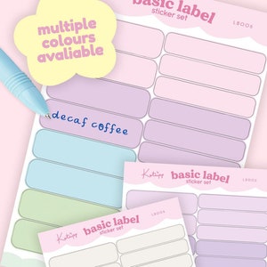 Pode incluir: Três folhas de etiquetas em branco coloridas com o texto "Kotipp basic label sticker set" impresso em cada folha. As etiquetas são de cor rosa pastel, azul claro e verde claro. O texto "multiple colours available" está impresso em uma forma de nuvem amarela na folha superior. O texto "decaf coffee" está escrito à mão em uma das etiquetas azuis.