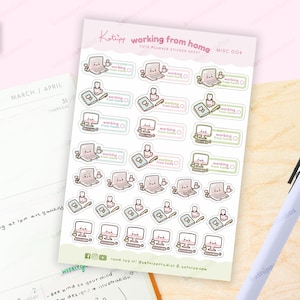 Op de afbeelding: Een vel met 20 schattige planner stickers met een laptop en een desktop computer met de tekst "working from home". De stickers zijn in de kleuren roze, groen en blauw.