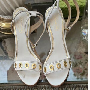 Coach ""Shellie"" Pumps in Weiss und Gold in Grösse 37."