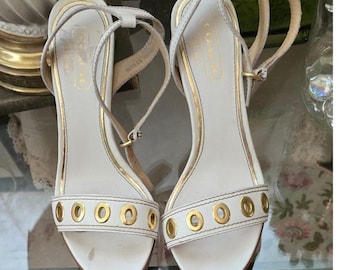 Zapatos de tacón Coach "Shellie" blancos y dorados, talla 6.5.