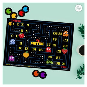 Könnte beinhalten: Ein schwarz-weißes Spielbrett mit einem Pac-Man-Labyrinth-Design. Das Brett hat die Zahlen 1 bis 31 und das Wort "MATED" in der Mitte. Das Brett ist von bunten Pac-Man-Charakteren umgeben.