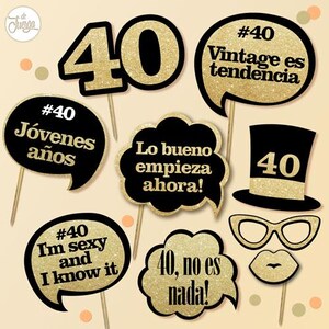 Puede incluir: Un set de 10 accesorios para cabina de fotos con brillo dorado para una fiesta de cumpleaños número 40. Los accesorios incluyen un número 40, un sombrero de copa con el número 40, un globo de diálogo con el texto "#40 Vintage es tendencia", un globo de diálogo con el texto "#40 Jóvenes años", un globo de diálogo con el texto "Lo bueno empieza ahora!", un globo de diálogo con el texto "#40 I'm sexy and I know it", un globo de diálogo con el texto "40, no es nada!", un par de gafas y un par de labios.