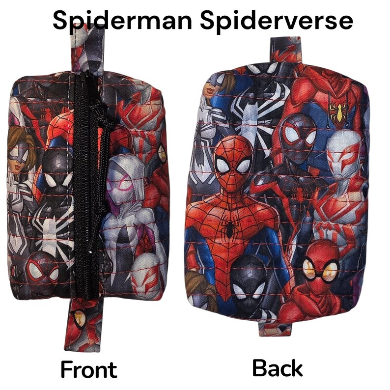 以下が含まれることがあります： スパイダーマン・スパイダーバースのキャラクターがマルチカラーでプリントされた、長方形のファスナー付きポーチ。前面には黒いファスナーと布製のループがあり、背面には様々なスーパーヒーローが連続したパターンで描かれています。