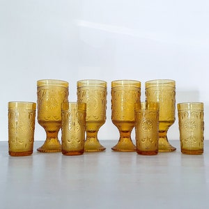 Set van 8 amberkleurige hoge en korte glazen/bekers van geperst glas