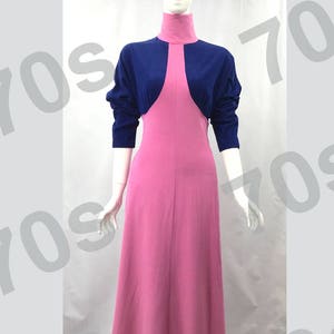 Abito a collo alto anni '70 rosa e blu