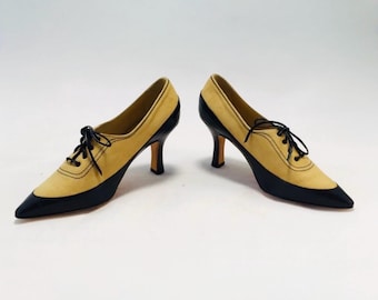 Sapato de salto alto Manolo Blahnik bege com cadarço e bico fino, tamanho 38, anos 90.