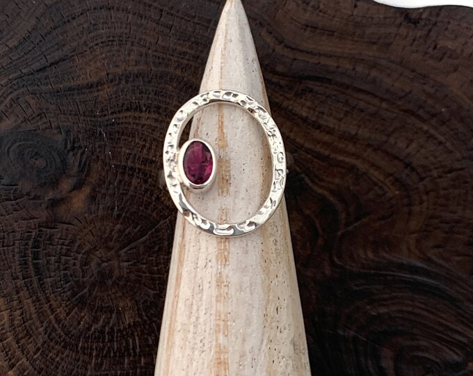 Garnet Oval Ring,Silver Ring, Hammered Oval Ring,Garnet Sterling Silver Ring,Minimalist Ring, Red Oval Stone, Hammered Silver Ring,Geometric