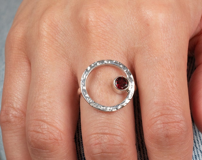 Garnet Silver Ring, Hammered Silver Ring,Minimalist Round Ring, Garnet Sterling Silver Ring, Red Garnet Stone, Hammered Ring,Geometric Ring