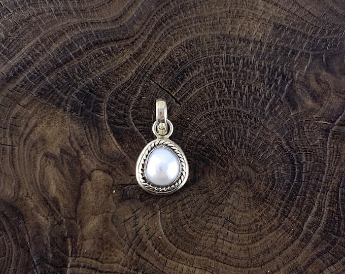 Silver White Pearl Pendant,Natural Pearl,Dainty Pearl Pendant,Minimalist,Handmade,Pearl Necklace,Perfect Pearl Pendant